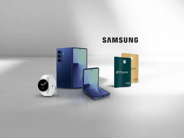 Συσκευές Samsung δίπλα σε κάρτες Visa της Τράπεζας Πειραιώς, με το λογότυπο Samsung στο φόντο