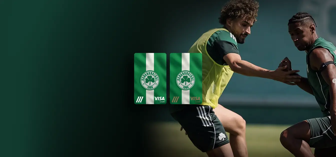 Βλέπουμε δύο ποδοσφαιριστές της ομάδας να προπονούνται στο γήπεδο, ενώ κάτω από αυτούς φαίνονται δύο πιστωτικές κάρτες Visa, οι οποίες έχουν το λογότυπο και τα χρώματα του Παναθηναϊκού